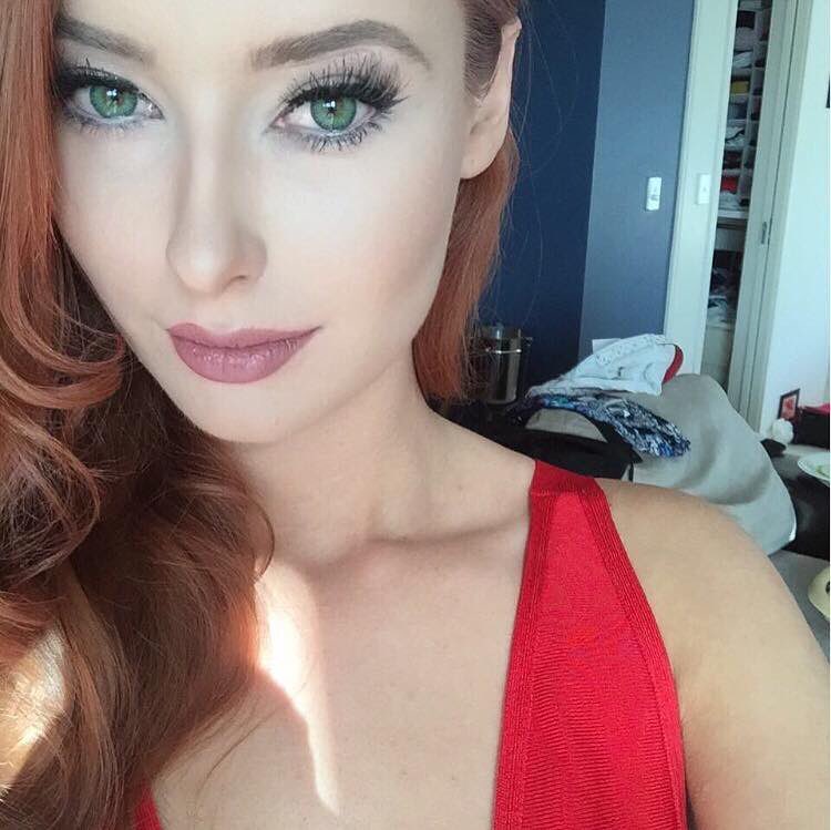 Featured image of post Simple Makeup Looks For Red Dress