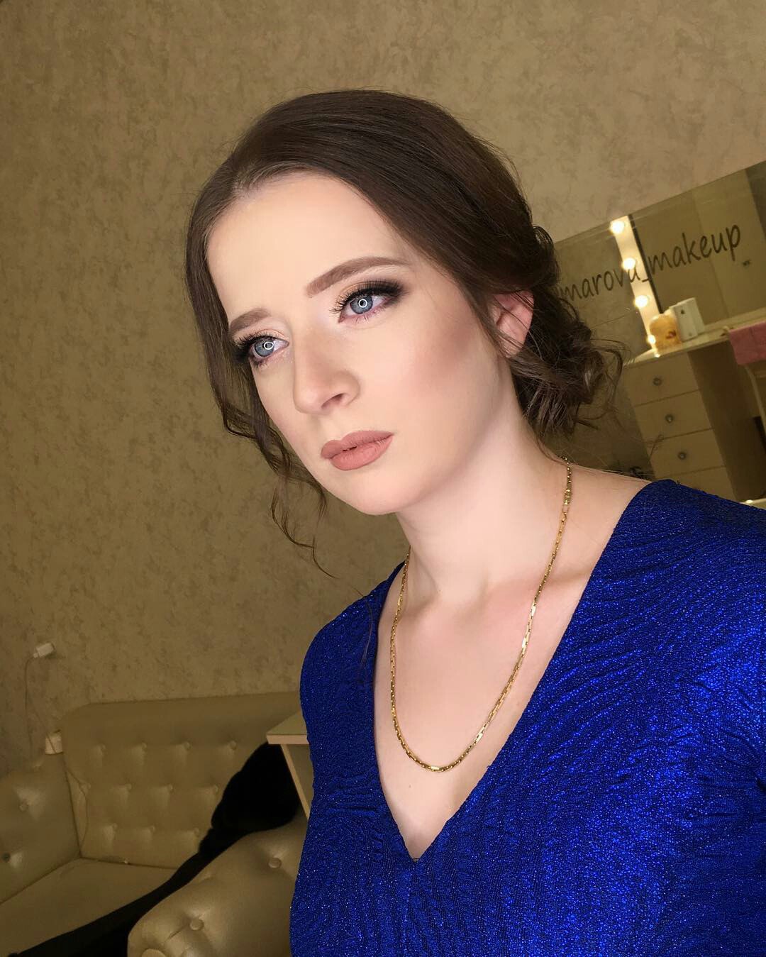 Makeup tips and ideas for your blue dress. 