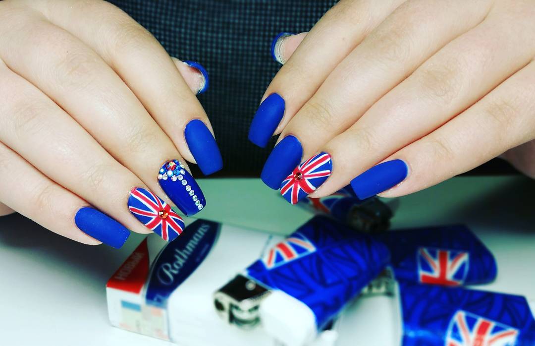 Ногти дизайн флаг. Маникюр с флагом. Ногти Триколор. Британский флаг на ногтях. Маникюр Россия.
