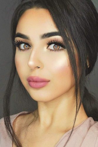 Lovely Makeup With Natural Liquid Lipstick